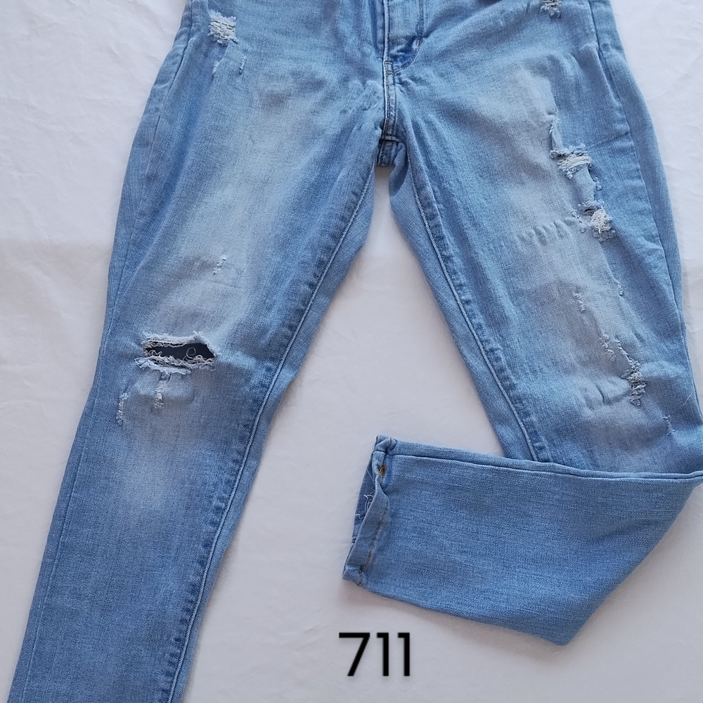 GUC Levis 711 Skinny Jeans Womens Size 30x30 light Blue Wash Mid Rise Distressed
